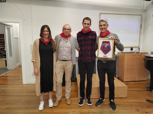 De izquierda a derecha Elena Albisu, vicepresidenta del Orfeón, Angel Arana, presidente de Duguna, Aritz Ibáñez, director, y Alberto Ilarregui, presidente del Orfeón.