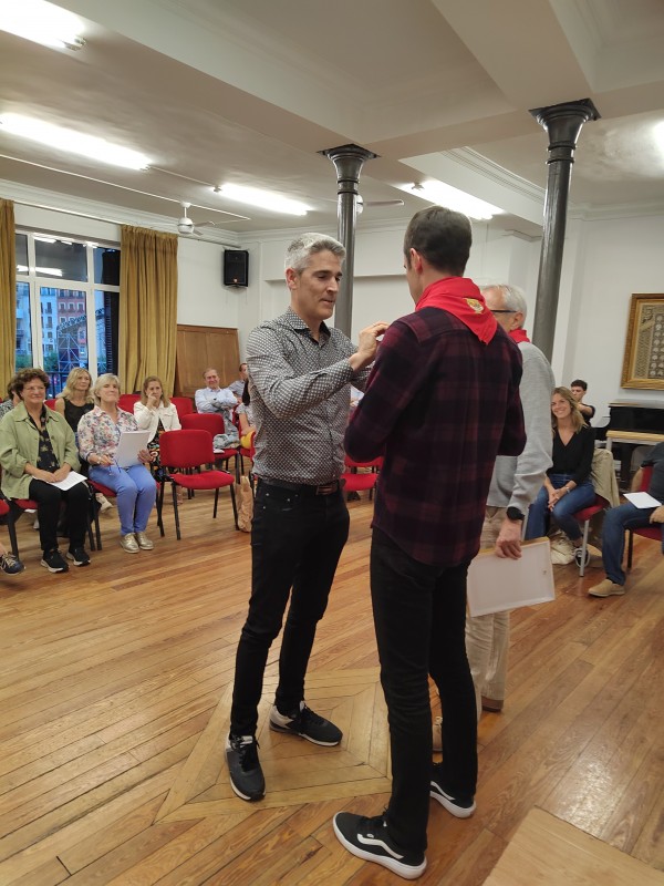Entrega del pañuelo del Orfeón.